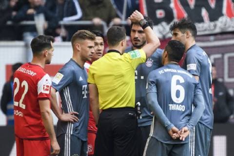 Sport Bilder des Tages 14.04.2019, xkvx, Fussball 1.Bundesliga, Fortuna Duesseldorf - FC Bayern Muenchen emspor, v.l. Schiedsrichter Felix Zwayer prueft ein Handspiel mit dem Video Assist FC Bayern Muenchen Spieler gibt Anweisung, gestikuliert, mit den Armen gestikulieren, gives instructions, gesticulate (DFL DFB REGULATIONS PROHIBIT ANY USE OF PHOTOGRAPHS as IMAGE SEQUENCES and or QUASI-VIDEO) Duesseldorf *** 14 04 2019 xkvx football 1 Bundesliga Fortuna Duesseldorf FC Bayern Muenchen emspor v l referee Felix Zwayer checks a handball with the video assistant FC Bayern Muenchen player gives instruction gesticulated with arms gesticulate gives instructions gesticulate DFL DFB REGULATIONS PROHIBIT ANY USE OF PHOTOGRAPHS as IMAGE SEQUENCES and or QUASI VIDEO Duesseldorf