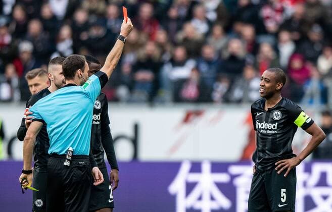 Sport Themen der Woche Sport Bilder des Tages 14.04.2019, xfux, Fussball 1.Bundesliga, Eintracht Frankfurt - FC Augsburg, emspor, v.l. Referee Schiedsrichter Bastian Dankert zeigt Gelson Fernandes (Eintracht Frankfurt) die Gelbe-Rote Karte, receive a yellow red card, Platzverweis, Foul (DFL DFB REGULATIONS PROHIBIT ANY USE OF PHOTOGRAPHS as IMAGE SEQUENCES and or QUASI-VIDEO) Frankfurt am Main *** 14 04 2019 xfux Soccer 1 Bundesliga Eintracht Frankfurt FC Augsburg emspor v l Referee Referee Bastian Dankert shows Gelson Fernandes Eintracht Frankfurt the yellow red card receive a yellow red card dismissal Foul DFL DFB REGULATIONS PROHIBIT ANY USE OF PHOTOGRAPHS as IMAGE SEQUENCES and or QUASI VIDEO Frankfurt am Main
