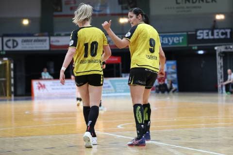 Lena Degenhardt und Isabel Tissekker (beide Nellingen) im Gespraech TSV Bayer 04 Leverkusen - TV Nellingen, Handball Frauen, 2. Liga, 14.04.2019 Leverkusen Copyright: xEIBNER Dembinskix EP_eer