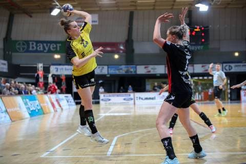 Wurf von Tanja Padutsch (TV Nellingen) TSV Bayer 04 Leverkusen - TV Nellingen, Handball Frauen, 2. Liga, 14.04.2019 Leverkusen Copyright: xEIBNER Dembinskix EP_eer
