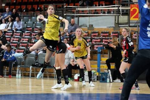 Sprungwurf von Sarka Marcikova (TV Nellingen) TSV Bayer 04 Leverkusen - TV Nellingen, Handball Frauen, 2. Liga, 14.04.2019 Leverkusen Copyright: xEIBNER Dembinskix EP_eer