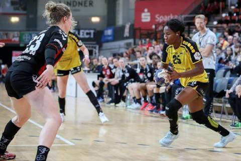 Rechts Jennifer Issifou (TV Nellingen) beim Angriff TSV Bayer 04 Leverkusen - TV Nellingen, Handball Frauen, 2. Liga, 14.04.2019 Leverkusen Copyright: xEIBNER Dembinskix EP_eer
