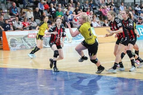 Sprungwurf von Stefanie Schoeneberg (TV Nellingen) TSV Bayer 04 Leverkusen - TV Nellingen, Handball Frauen, 2. Liga, 14.04.2019 Leverkusen Copyright: xEIBNER Dembinskix EP_eer