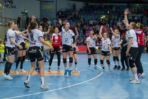 Die Spielerinnen der Neckarsulmer SU, NSU jubeln über den Sieg, Freude über das gewonnene Spiel, Jubel, Lachen, Handball, Bundesliga Frauen, VfL Oldenburg - Neckarsulmer SU,