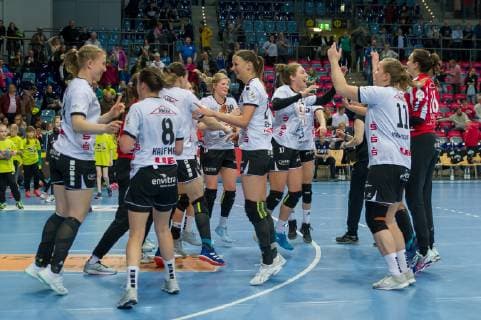 Die Spielerinnen der Neckarsulmer SU, NSU jubeln über den Sieg, Freude über das gewonnene Spiel, Jubel, Lachen, Handball, Bundesliga Frauen, VfL Oldenburg - Neckarsulmer SU,
