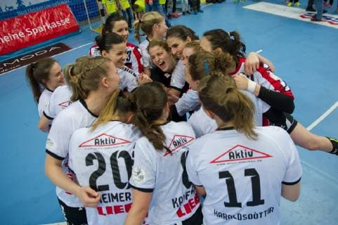 Die Spielerinnen der Neckarsulmer SU, NSU jubeln über den Sieg, Freude über das gewonnene Spiel, Jubel, Lachen, Handball, Bundesliga Frauen, VfL Oldenburg - Neckarsulmer SU,
