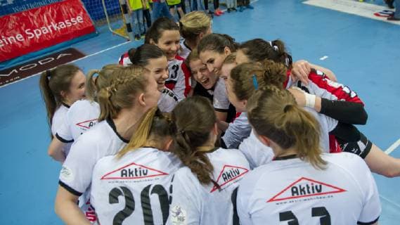 Die Spielerinnen der Neckarsulmer SU, NSU jubeln über den Sieg, Freude über das gewonnene Spiel, Jubel, Lachen, Handball, Bundesliga Frauen, VfL Oldenburg - Neckarsulmer SU,