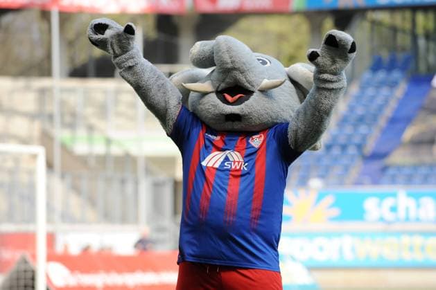Fußball 3. Liga 33. Spieltag KFC Uerdingen 05 - VfL Osnabrück am 14.04.2019 in der Schauinsland-Reisen-Arena in Duisburg Maskottchen aus Uerdingen: der Grotifant