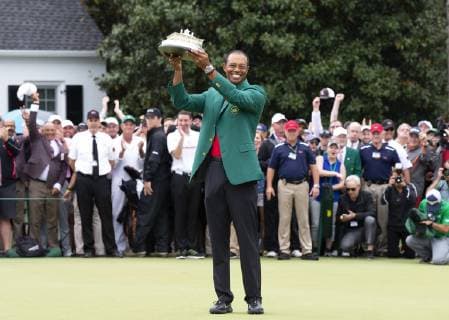 Sport Bilder des Tages Tiger Woods holds the Masters Trophy wearing his newly won Green Jacket after the final round at the 2019 Masters Tournament at Augusta National Golf Club in Augusta, Georgia, on April 14, 2019. Tiger Woods wins the Masters with a score of 13 under par for his 5th Green Jacket.  AUG20190414922 JOHNxANGELILLO