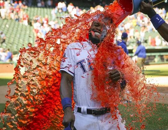 Sport Themen der Woche Sport Bilder des Tages April 14, 2019 - Arlington, TX, USA - Texas Rangers Delino DeShields (3) gets showered with sports drink by Elvis Andrus after the 8-7 win over the Oakland Athletics on Sunday, April 14, 2019 in Arlington, Texas. Oakland Athletics vs. Texas Rangers - ZUMAm67_ 20190414_zaf_m67_140 Copyright: xRichardxW.xRodriguezx