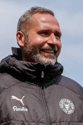 Ingolstadt, Deutschland, 14.04.2019, 2. Bundesliga 29. Spieltag, FC Ingolstadt 04 - Holstein Kiel, Trainer Tim Walter (Kiel) schaut ( DeFodi048