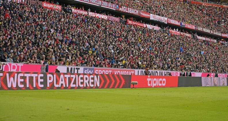 06.04.2019, Fussball 1. Bundesliga 2018 2019, 28. Spieltag, FC Bayern München - Borussia Dortmund, in der Allianz-Arena München. Werbebande.