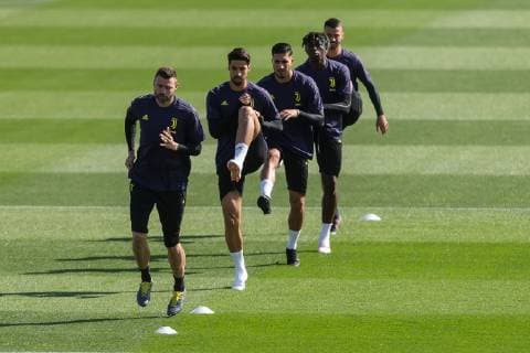 Sport Bilder des Tages Turin, Italien, 15.04.2019, Training Juventus Turin, Andrea Barzagli (JUV), Sami Khedira (JUV) und Emre Can (JUV) beim warmlaufen ( DeFodi541