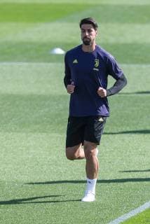 Turin, Italien, 15.04.2019, Training Juventus Turin, Sami Khedira (JUV) beim warmlaufen ( DeFodi541