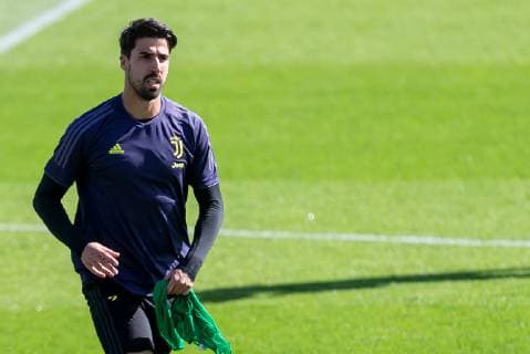 Turin, Italien, 15.04.2019, Training Juventus Turin, Sami Khedira (JUV) Schaut ( DeFodi541
