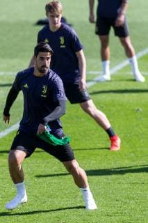 Turin, Italien, 15.04.2019, Training Juventus Turin, Sami Khedira (JUV) Schaut ( DeFodi541