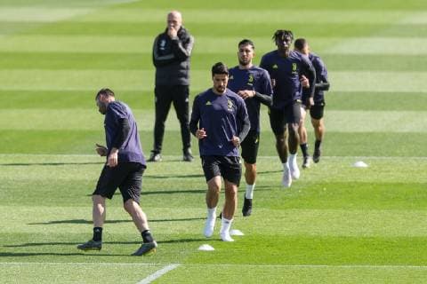 Turin, Italien, 15.04.2019, Training Juventus Turin, Sami Khedira (JUV) und Emre Can (JUV) beim warmlaufen ( DeFodi541