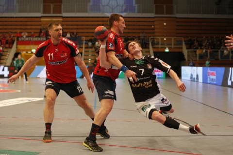 Handball 2. Handball Bundesliga 2018 2019 - Handball Sportverein Hamburg vs. HC Elbflorenz 2006 Leif Tissier (Hamburg) im Zweikampf mit Evgeny Vorontsov (Wilhelmshavener HV), links Miladin Kozlina (Wilhelmshavener HV) . Sparkassen-Arena Hamburg Foto: Frank Schoof