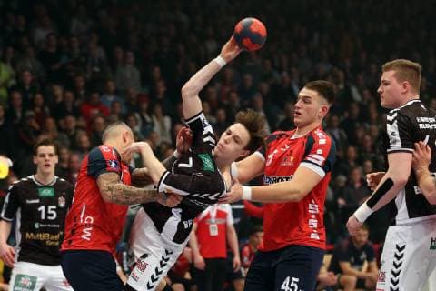 Handball 2.Handball Bundesliga 2018 2019 - Handball Sportverein Hamburg vs. Wilhelmshavener HV Bartosz Konitz (Wilhelmshavener HV),Leif Tissier (Handball Sportverein Hamburg),erfolgreicher Torwurf,Daniel Andrejew (Wilhelmshavener HV), Sporthalle Hamburg Hamburg