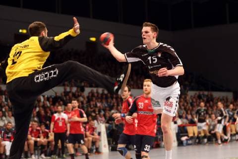 Handball 2.Handball Bundesliga 2018 2019 - Handball Sportverein Hamburg vs. Wilhelmshavener HV Torwart Dennis Doden (Wilhelmshavener HV),Dominik Axmann (Handball Sportverein Hamburg),erfolgreicher Torwurf, Sporthalle Hamburg Hamburg