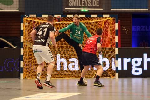 Handball 2.Handball Bundesliga 2018 2019 - Handball Sportverein Hamburg vs. Wilhelmshavener HV Dominik Vogt (Handball Sportverein Hamburg),Torwart Aron Edvardsson (Handball Sportverein Hamburg),Evgeny Vorontsov (Wilhelmshavener HV),7meter, erfolgreich, Sporthalle Hamburg Hamburg