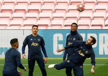 Manchester United ManU s Marcos Rojo (L), Alexis Sanchez (2-L), Anthony Martial (2-R), and Juan Mata (R) attend a training session of the team in Barcelona, Catalonia, north eastern Spain, 15 April 2019. Manchester United will face FC Barcelona Barca in an UEFA Champions League quarter final second leg match on 16 April 2019. Manchester United s training sessio !ACHTUNG: NUR REDAKTIONELLE NUTZUNG!  Copyright: xEnricxFontcubertax GRAFCAT7283 20190415-636909597370108863