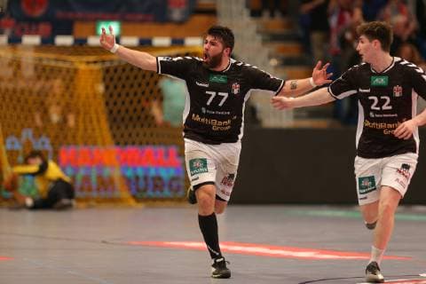 Handball 2. Handball Bundesliga 2018 2019 - Handball Sportverein Hamburg vs. Wilhelmshavener HV Kevin Herbst (Hamburg) und Philipp Bauer (Hamburg) jubeln . Sporthalle Alsterdorf Hamburg Foto: Frank Schoof