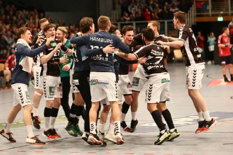 Handball 2. Handball Bundesliga 2018 2019 - Handball Sportverein Hamburg vs. Wilhelmshavener HV Schlussjubel der Mannschaft . Sporthalle Alsterdorf Hamburg Foto: Frank Schoof