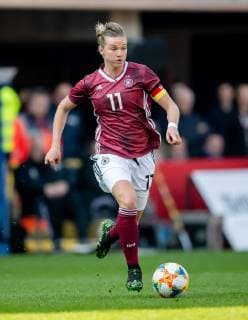 9. April 2019: Paderborn, Benteler Arena: Fussball Laenderspiel Frauen: Deutschland - Japan: Deutschlands Alexandra Popp am Ball.