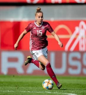 9. April 2019: Paderborn, Benteler Arena: Fussball Laenderspiel Frauen: Deutschland - Japan: Deutschlands Giulia Gwinn am Ball.