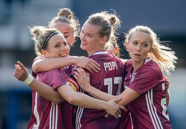 9. April 2019: Paderborn, Benteler Arena: Fussball Laenderspiel Frauen: Deutschland - Japan: Torjubel Deutschland zum 1:1 durch Alexandra Popp (M) mit Svenja Huth, Giulia Gwinn, Lina Magull und Turid Knaak. *** 9 April 2019 Paderborn Benteler Arena international womens football Germany Japan goal celebration Germany to 1 1 by Alexandra Popp M with Svenja Huth Giulia Gwinn Lina Magull and Turid Knaak