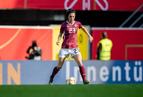 9. April 2019: Paderborn, Benteler Arena: Fussball Laenderspiel Frauen: Deutschland - Japan: Deutschlands Sara Doorsoun am Ball.