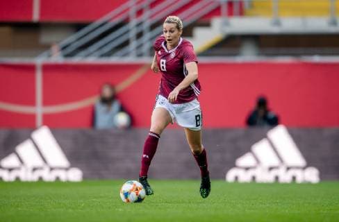 9. April 2019: Paderborn, Benteler Arena: Fussball Laenderspiel Frauen: Deutschland - Japan: Deutschlands Lena Goessling am Ball.