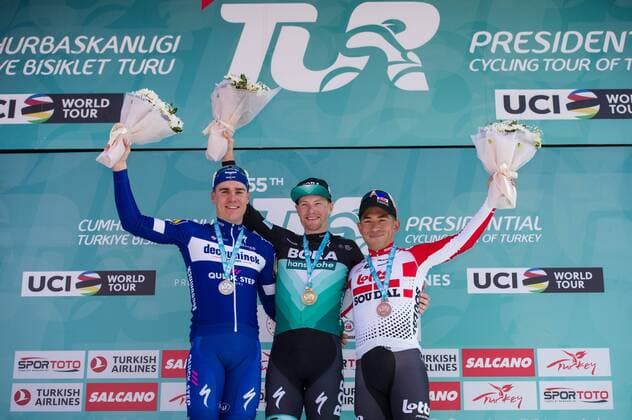 Sport Themen der Woche KW16 Sport Bilder des Tages Podium v.l.n.r. (2.) Fabio Jakobsen (NED Deceuninck-Quick Step) - (1.) Sam Bennett (IRL BORA-hansgrohe) - (3.) Caleb Ewan (AUS Lotto-Soudal) - Siegerehrung - Ehrung - Auszeichnung - Zeremonie - Zelebrierung - Ceremony - Jubel - Freude - Luck - Emotion - Emotionen - Mimik - Mimic - Gestik - Gestic - Querformat - quer - horizontal - Event Veranstaltung: 55. Presidential Cycling Tour of Turkey - 1.Etappe Stage 1: Istanbul nach to Tekirdag 156.7 km - Ort Location: Tekirdag - Region: Provinz Tekirdag - Land Country: Türkei Turkey - Europa Europe - Asien Asia - Datum Date: 16.04.2019 *** Podium v l n r 2 Fabio Jakobsen NED Deceuninck Quick Step 1 Sam Bennett IRL BORA hansgrohe 3 Caleb Ewan AUS Lotto Soudal Award Ceremony Honour Ceremony Celebration Jubel Freude Luck Emotionen Mimik Mimic Gestic Gestictics Landscape landscape horizontal Event Event 55 Presidential Cycling Tour of Turkey 1 Stage Stage 1 Istanbul to to Tekirdag 156 7 km Location Tekirdag Region Province Tekirdag Country Turkey Turkey Europe Asia Asia Date 16 04 2019 Stiehl Photography