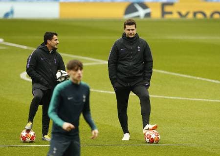 16th April 2019, Manchester, England; UEFA Champions League football, Tottenham Hotspur press conference PK Pressekonferenz and training session ahead of their 2nd leg quarter final fixture against Manchester City; Tottenham Hotspur manager Mauricio Pochettino speaks to Jes& xfa;s P& xe9;rez Assistant Manager during today s open training session at the Etihad ahead of tomorrow s game against Manchester City  ActionPlus12124682 AlanxMartin