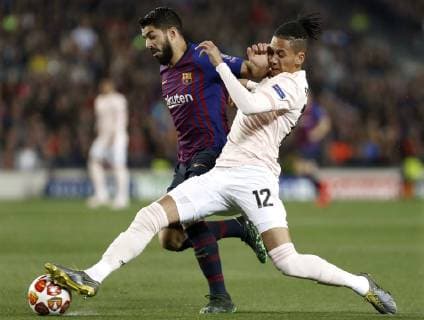 Barcelona s Luis Suarez (L) in action against Chris Smalling (R) of Manchester United ManU during the UEFA Champions League quarterfinals second leg match between Barcelona FC and Manchester United at the Camp Nou stadium, in Barcelona, Spain, 16 April 2019. Barcelons FC vs. Manchester United !ACHTUNG: NUR REDAKTIONELLE NUTZUNG!  Copyright: xBarcelonax GRAF2514 20190416-636910461423763772