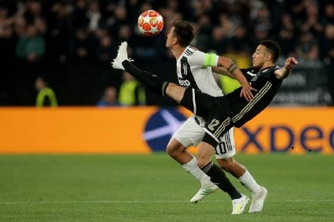 Turin, Italien, 16.04.2019, UEFA Champions League - 2018 19 Season, Viertelfinale, 2. Runde, Juventus Turin - Ajax Amsterdam, Paulo Dybala (JUV) und Noussair Mazraoui (Ajax) im Zweikampf ( DeFodi541