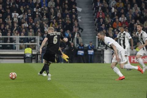 16th April 2019, Allianz Stadium, Turin, Italy; UEFA Champions League football, quarter final 2nd leg, Juventus versus Ajax; Donny van de Beek of Ajax scores the goal for 1-1 in the 34th minute  ActionPlus12124724 PierpaoloxPiciucco