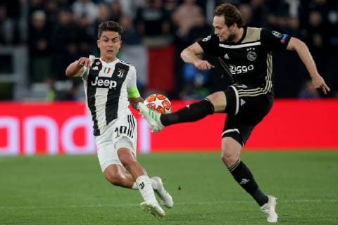 Turin, Italien, 16.04.2019, UEFA Champions League - 2018 19 Season, Viertelfinale, 2. Runde, Juventus Turin - Ajax Amsterdam, Paulo Dybala (JUV) und Daley Blind (Ajax) im Zweikampf ( DeFodi541