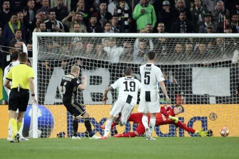 (l-r) Mattia De Sciglio of Juventus FC, Donny van de Beek of Ajax, Leonardo Bonucci of Juventus FC,Juventus FC goalkeeper Wojciech Szczesny, Miralem Pjanic of Juventus FC during the UEFA Champions League quarter final match between Juventus FC and Ajax Amsterdam at the Allianz Arena on April 16, 2019 in Turin, Italy UEFA Champions League 2018 2019 xVIxVIxImagesx xTomxBodexMultimediaxIVx 14214990