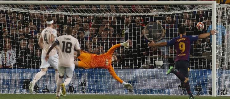 Partido de vuelta de cuartos de final de la Liga de Campeones entre el Barcelona y el Manchester United ManU En la imagen, Coutinho marca el tercer gol del Barcelona. Champions League 1 8 second leg match between Barcelona and Manchester United. In this picture, Coutinho scores the third goal for Barcelona . 