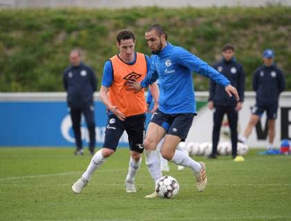 17.04.2019, Fussball GER, 1. Bundesliga Saison 2018 2019, Training FC Schalke 04, v.re., Nabil Bentaleb (Schalke 04), Sebastian Rudy (FC Schalke 04)