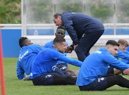 Sport Bilder des Tages 17.04.2019, Fussball GER, 1. Bundesliga Saison 2018 2019, Training FC Schalke 04, Trainer Huub Stevens (FC Schalke 04) im Gespraech mit Breel Embolo (Schalke 04), li.
