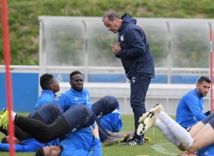 17.04.2019, Fussball GER, 1. Bundesliga Saison 2018 2019, Training FC Schalke 04, Trainer Huub Stevens (FC Schalke 04) im Gespraech mit Breel Embolo (Schalke 04), li.
