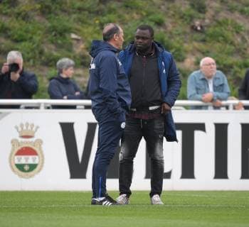 17.04.2019, Fussball GER, 1. Bundesliga Saison 2018 2019, Training FC Schalke 04, Trainer Huub Stevens (FC Schalke 04), li., und Teammanager Gerald Asamoah (Schalke 04)