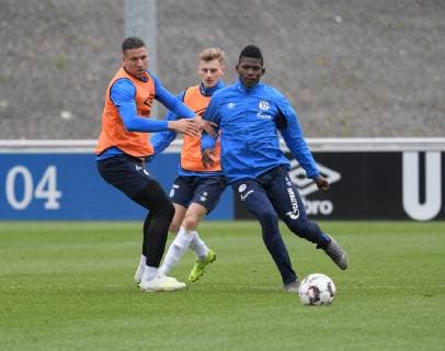 17.04.2019, Fussball GER, 1. Bundesliga Saison 2018 2019, Training FC Schalke 04, v.re., Breel Embolo (Schalke 04), Jonas Carls (FC Schalke 04), Jeffrey Bruma (FC Schalke 04)