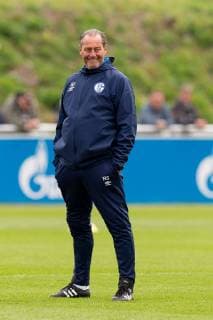 Gelsenkirchen, Germany 17.04.2019, Training FC Schalke 04, Trainer Huub Stevens (S04) schaut ( DeFodi053