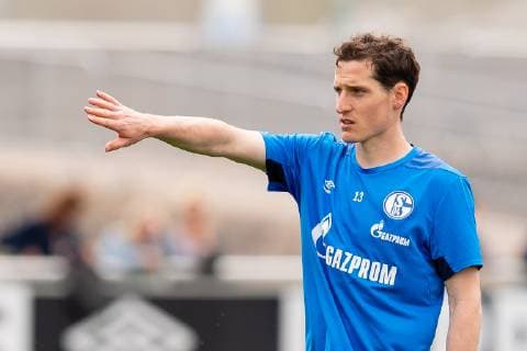 Gelsenkirchen, Germany 17.04.2019, Training FC Schalke 04, Sebastian Rudy (S04) gestikuliert, gestik ( DeFodi053