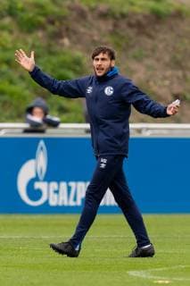 Gelsenkirchen, Germany 17.04.2019, Training FC Schalke 04, Co-Trainer Matthias Kreutzer (S04) gestikuliert, gestik ( DeFodi053