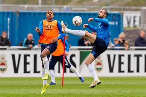 Gelsenkirchen, Germany 17.04.2019, Training FC Schalke 04, Weston McKennie (S04) und Nabil Bentaleb (S04) im Zweikampf ( DeFodi053